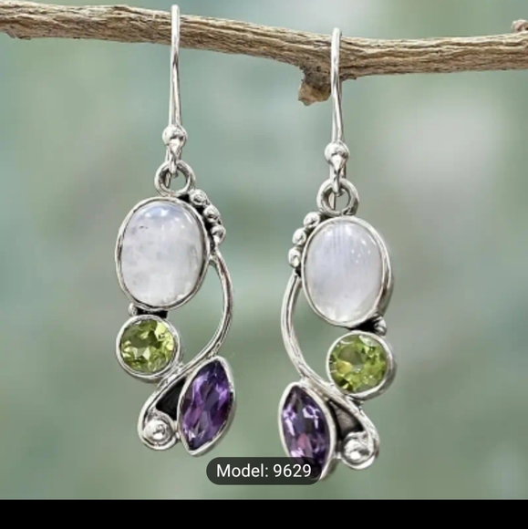 Elegant Silver moonstone Earrings - Picture 3 of 3